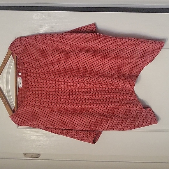 HabitaT top - guc - black & salmon color - size M - bat wing style sleeves - Picture 1 of 8